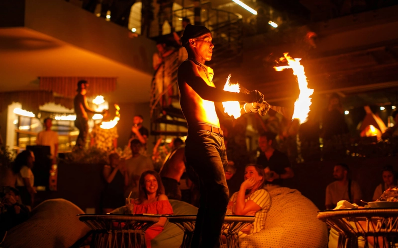 Reeve tem show de fogo sob o céu aberto