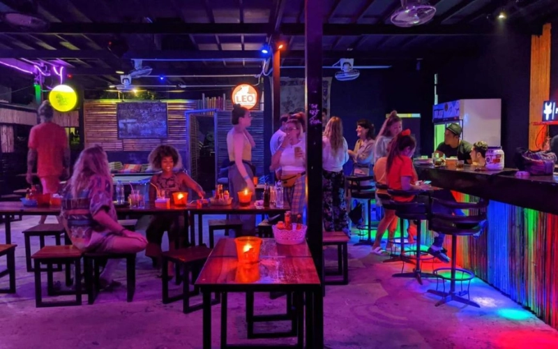 The Last Bar ferve nas noites em Railay