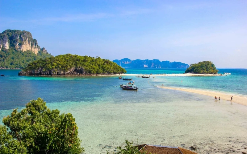 Tup Island encanta com areia branca e calma