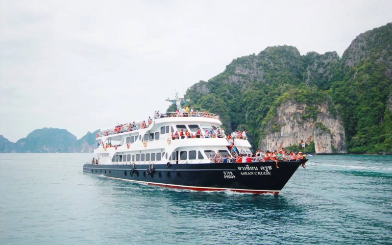 Viaje entre ilhas Phi Phi e Lanta de balsa