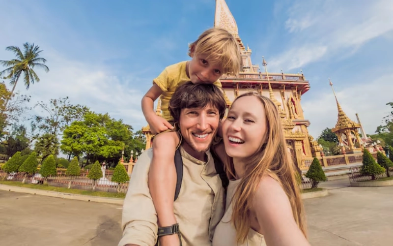 Registre belas selfies em família no Wat Chalong