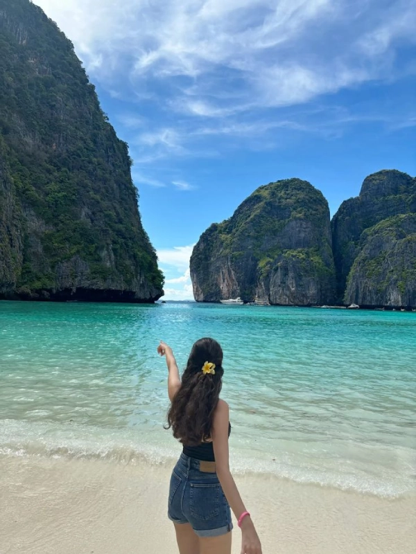 Maya Bay encanta com águas claras e paisagem viva