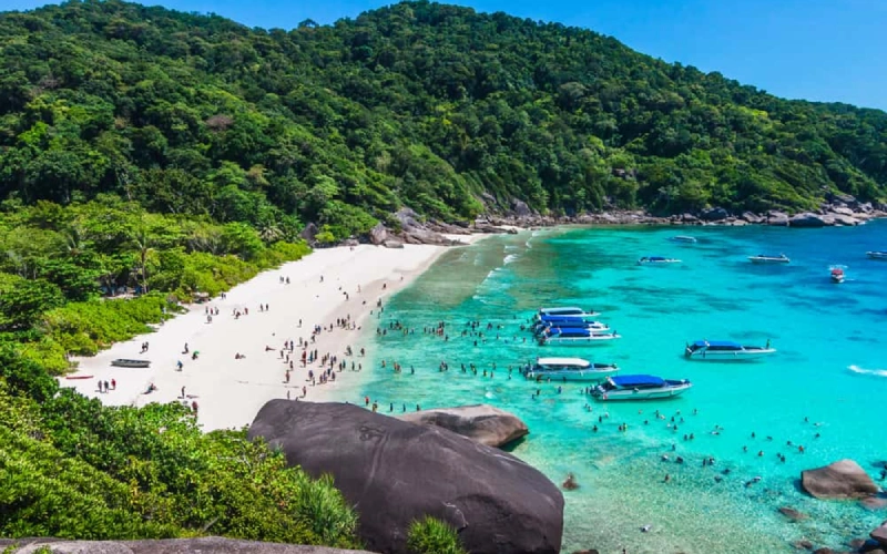Aproveite praias lindas e águas claras nas Similan