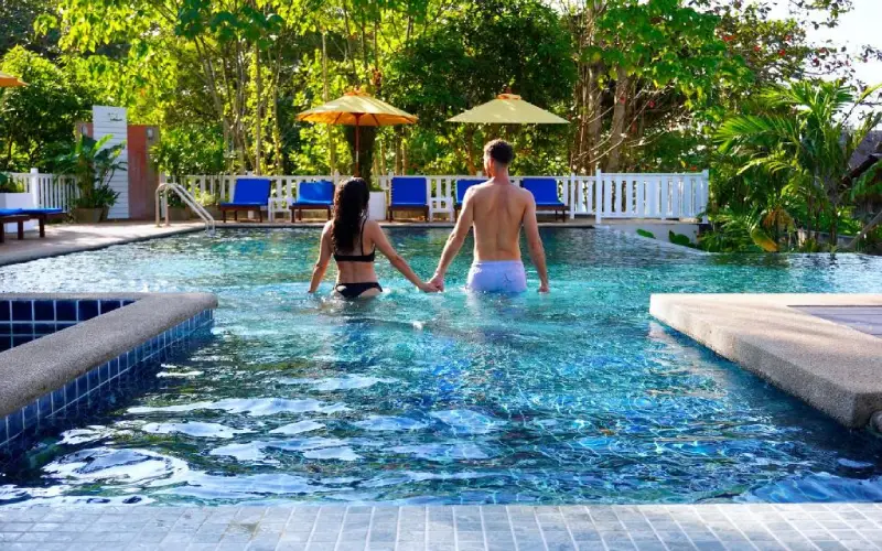 Casais adoram tirar fotos incríveis na piscina turquesa.