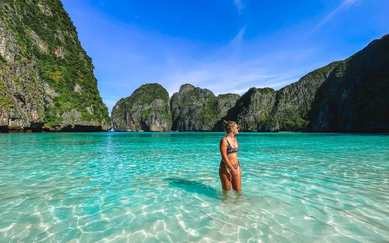 Conheça Koh Phi Phi com mar azul e paisagem única