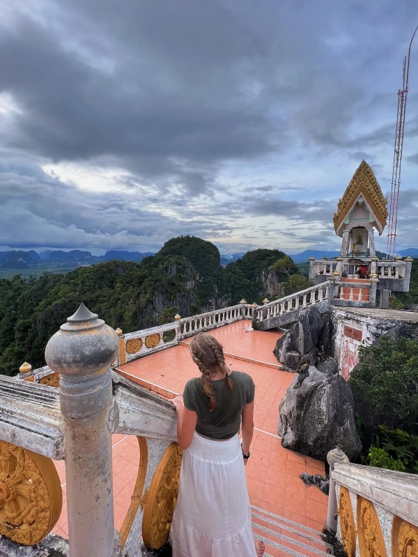 Suba ao Wat Tham Suea e sinta a paz no alto