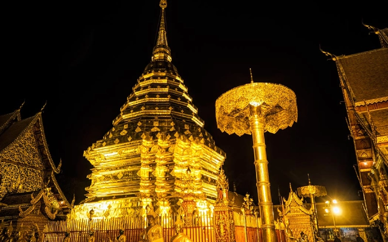 Doi Suthep brilha ao entardecer com paz e beleza