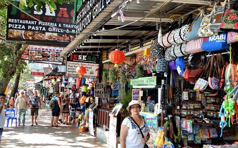 Caminhe na Walking Street e compre lembranças