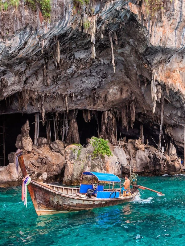 Faça passeio de barco à Caverna Viking