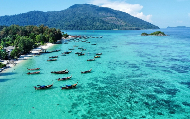 Visitantes admiram águas turquesa em Koh Lipe chamada Pequenas Maldivas