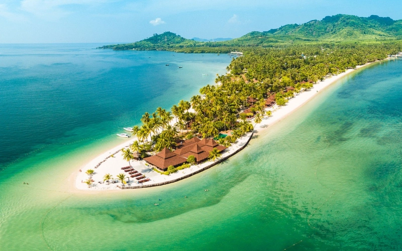 Visitantes descansam em praias lindas na ilha Koh Muk