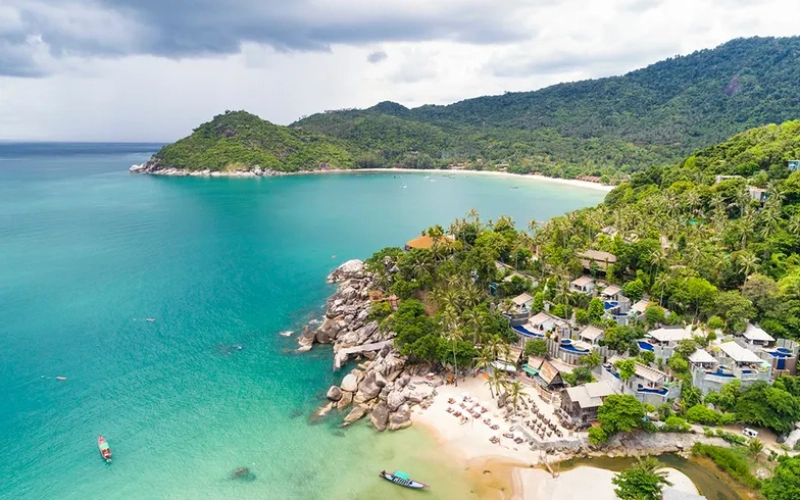 Visitantes aproveitam festas animadas e praias intactas em Koh Phangan