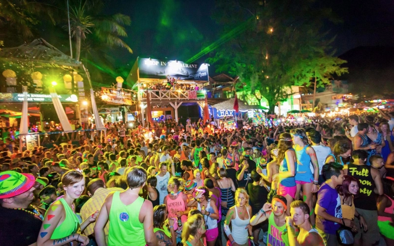 Koh Phangan vibra com luzes neon e festa lunar