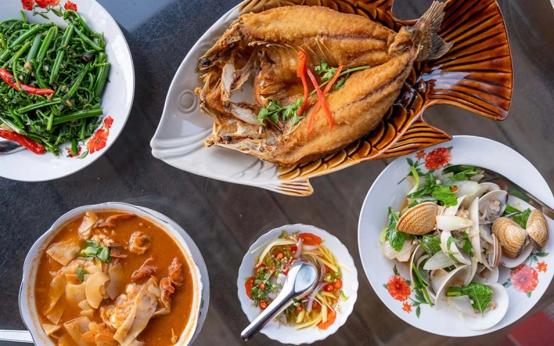 Koh Samet serve frutos do mar e pratos à beira-mar