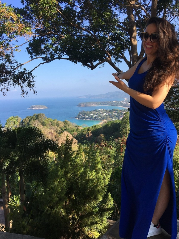 Muitas visitantes brasileiras tiram fotos incríveis no mirante de Karon