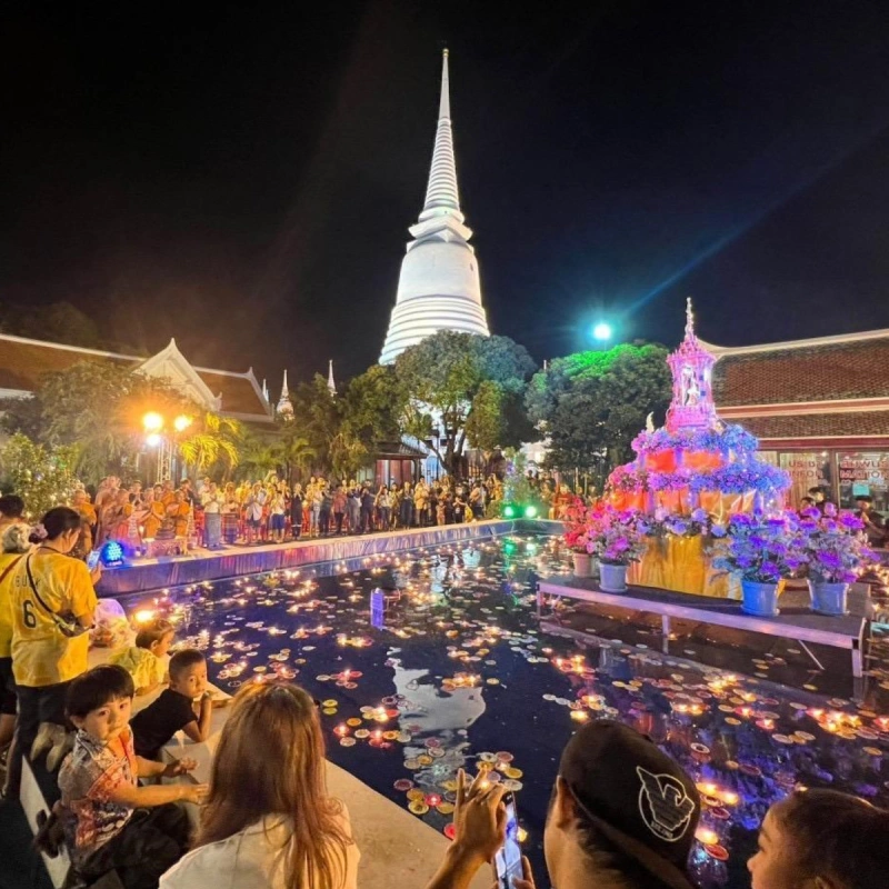 Loy Krathong une pessoas e flores sob as estrelas