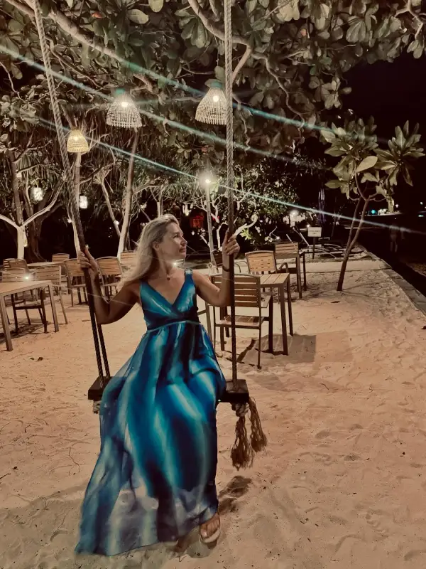 Noites de praia com vento oferecem experiências calmas e memoráveis à beira-mar (Credit: @elena_daz)