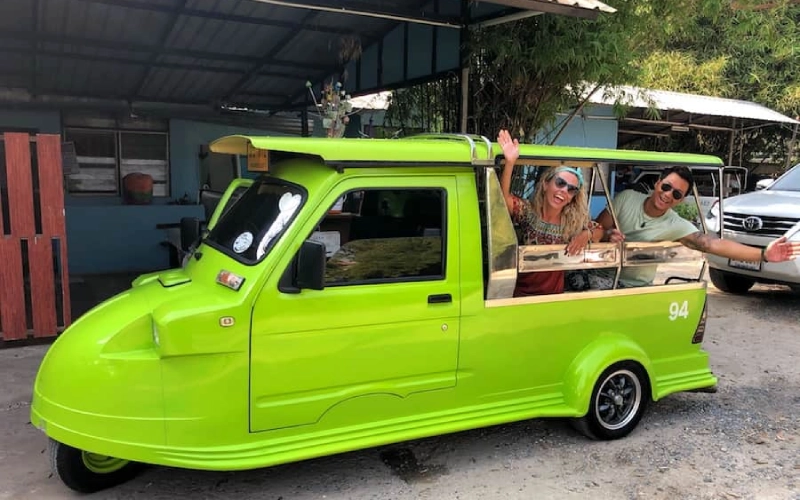 Tuk-tuks facilitam o passeio entre templos de Ayutthaya