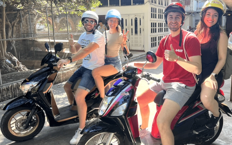 Explore Ayutthaya de moto com liberdade e economia