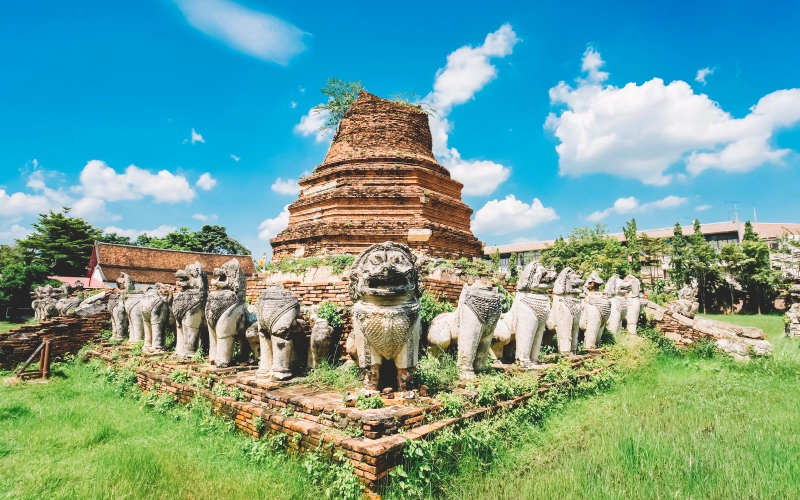 Wat Thammikarat vive com monges e estátuas singulares