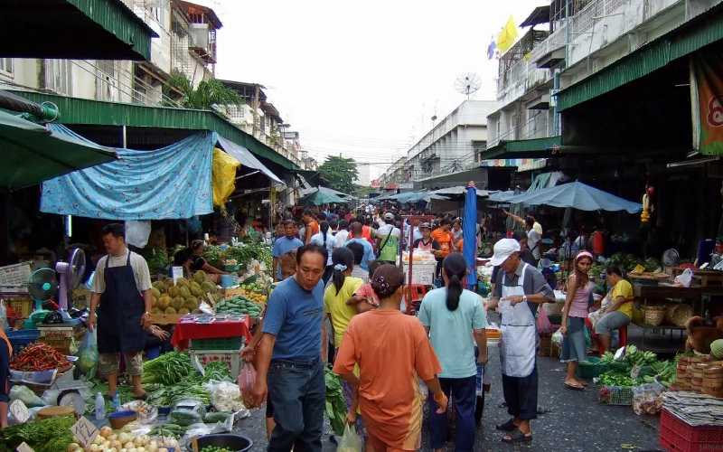 Mercado Chao Phrom vibra com sabores e cultura local