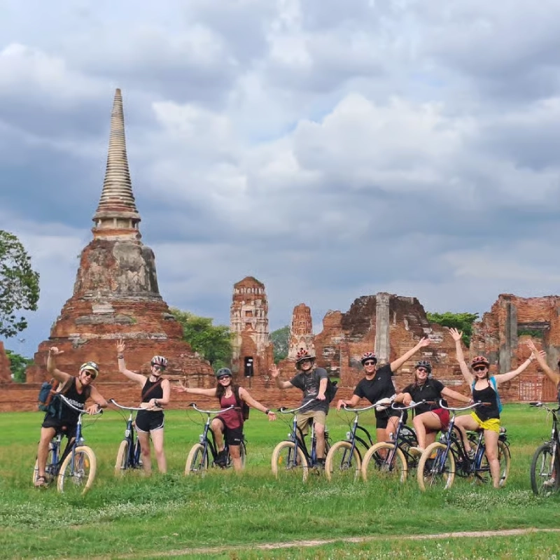 Pedalar por Ayutthaya é um jeito leve de explorar
