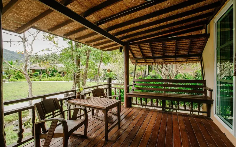 Resort ecológico cercado por jardins tropicais exuberantes