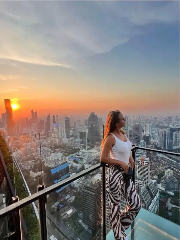 Veja o pôr do sol brilhar no skyline no Vertigo