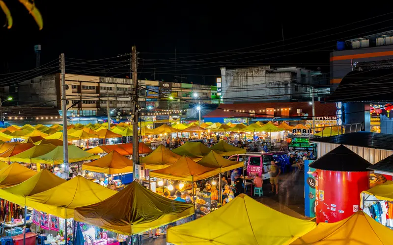 Krabi Night Market ferve com sabores e cultura
