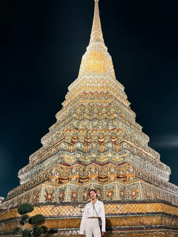 Wat Pho brilha à noite com elegância serena