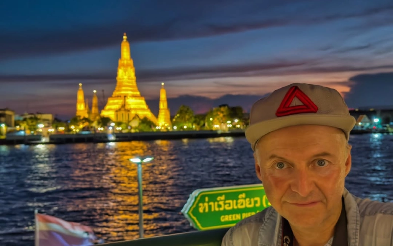 Wat Arun brilha ao entardecer à beira do rio