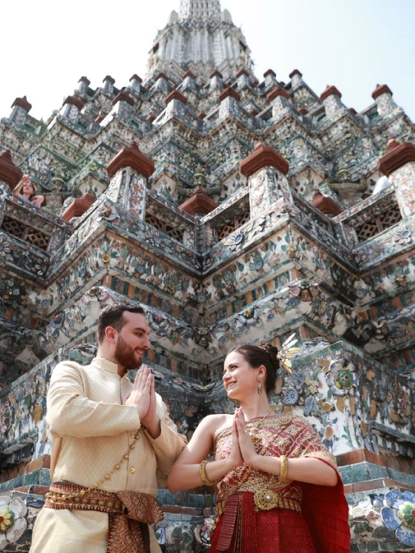 Wat Arun impressiona com torres únicas no rio