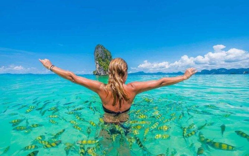 A água esmeralda de Phi Phi é inegavelmente linda