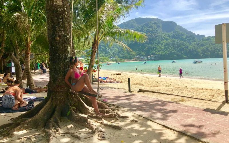 Baía de Loh Dalum oferece muitas atividades para o dia todo