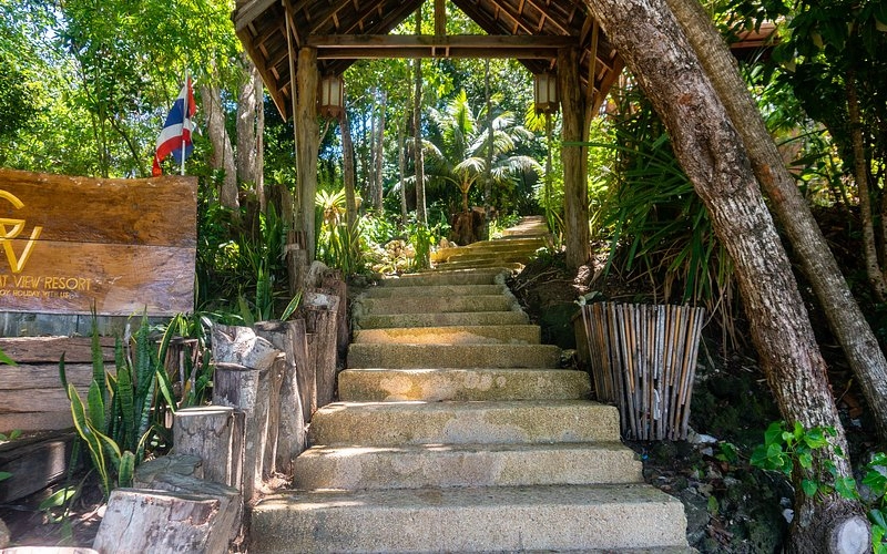Entrada do resort encanta com charme rústico