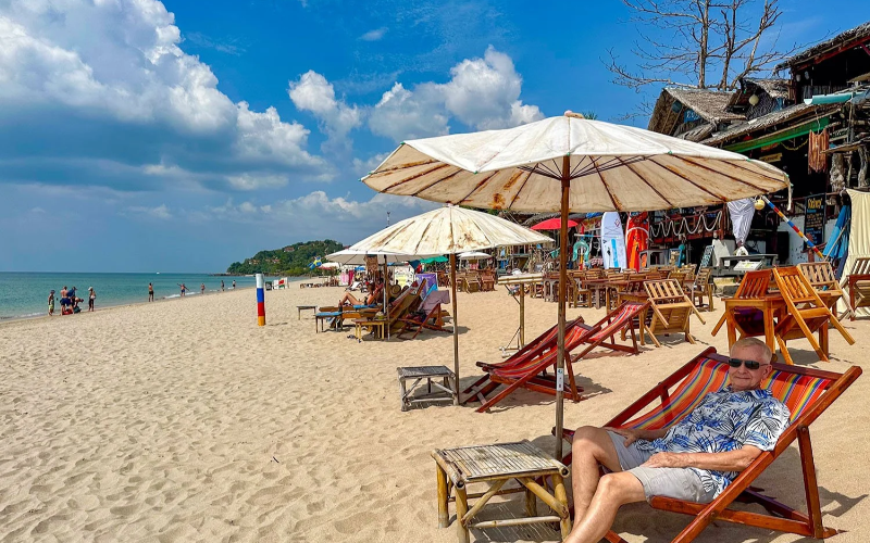 Klong Nin Beach equilibra energia animada e charme tranquilo