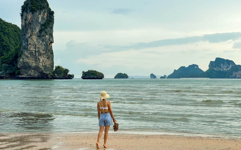 Praia de Ao Nang oferece conforto e conveniência aos visitantes