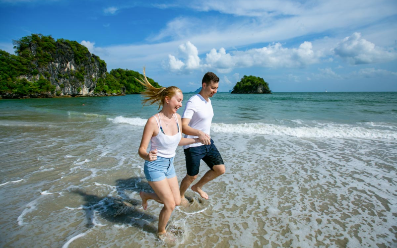 Praia de Noppharat Thara oferece ambiente mais tranquilo que Ao Nang