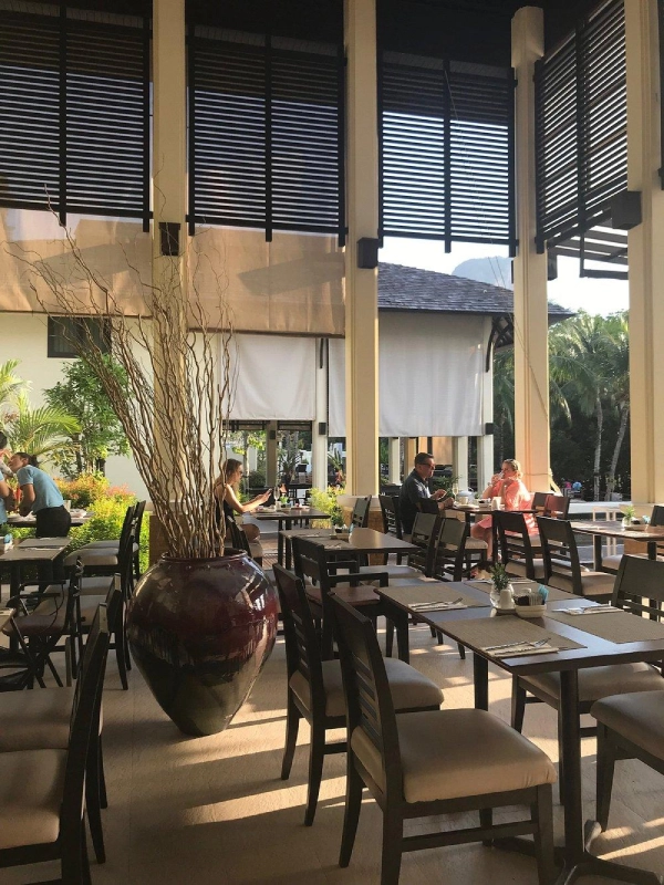 As refeições são servidas de forma prática no próprio hotel.