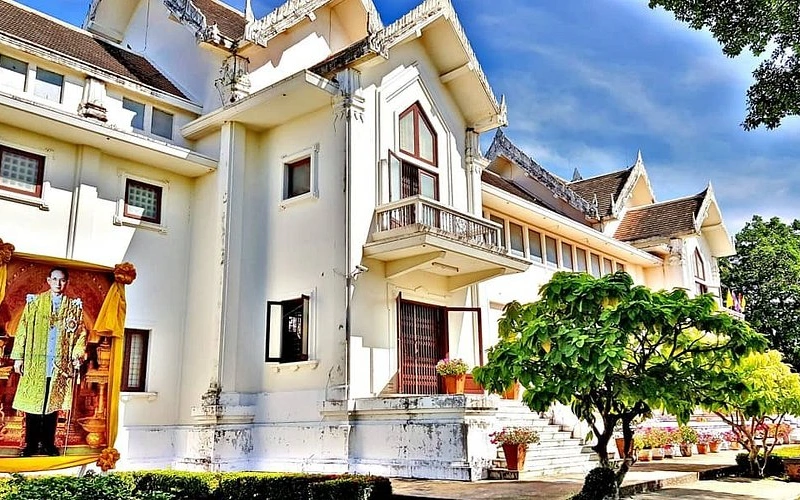 Caminhe dez minutos até museu e veja cultura local