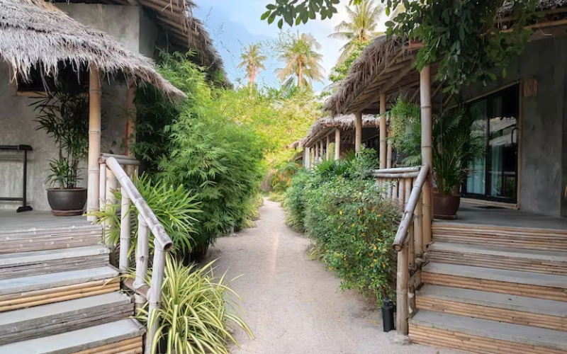 Casas de madeira em estilo rústico, inseridas em jardins tropicais em Krabi.