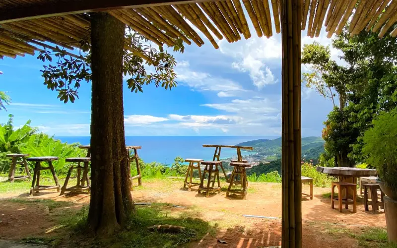 Nak Kerd Café mostra vista com mar e baía Chalong