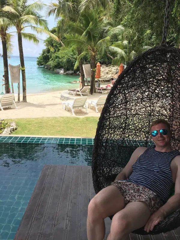 Relaxe à beira-mar em assentos aconchegantes