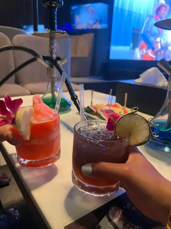 Relaxe com shisha e futebol no Majestic