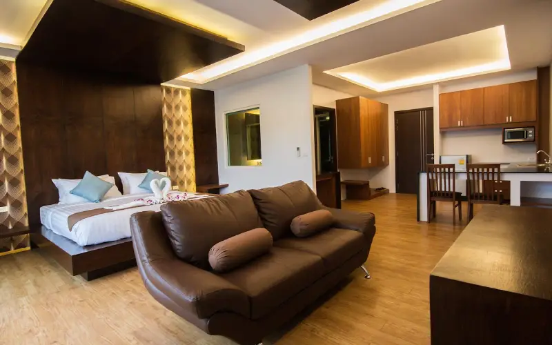 Quartos amplos e elegantes com sofá e mesa de jantar