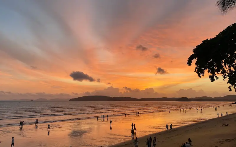 Veja pôr do sol mágico na praia de Ao Nang