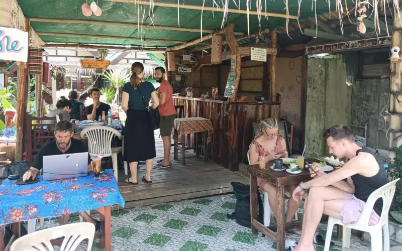 Desfrute de retiro natural ao trabalhar ou descansar no bangalô