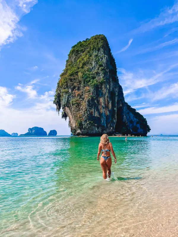 Conheça Railay Beach com mar cristalino e beleza