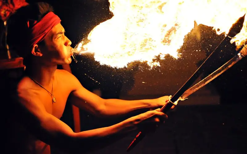 Veja malabaristas com fogo na Bangla Road
