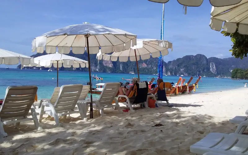 Um banho de sol à tarde sob os guarda-sóis da praia cria memórias duradouras